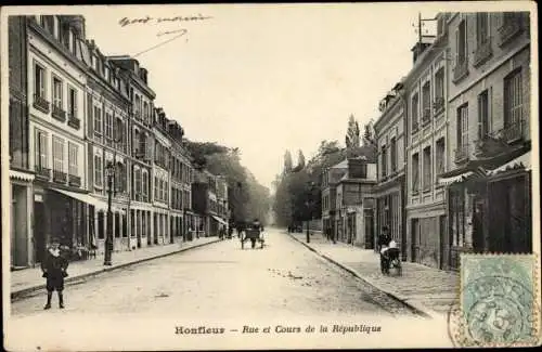 Ak Honfleur Calvados, Rue et Cours de la Republique