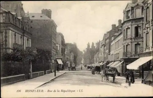 Ak Honfleur Calvados, Rue de la Republique, Kutsche