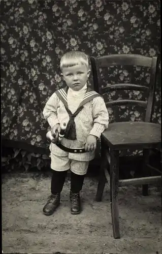 Foto Ak Kleiner Junge im Matrosenanzug