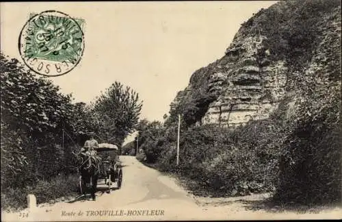 Ak Honfleur Calvados, Route de Trouville Honfleur, caleche