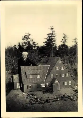 Ak Modell eines Hauses mit seinem Erbauer