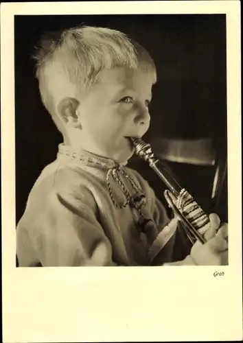 Ak Junge spielt auf einer Flöte