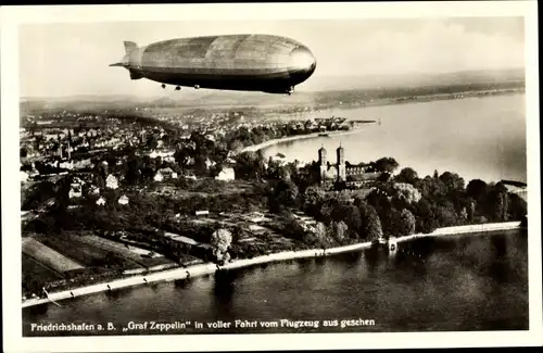 Ak Friedrichshafen am Bodensee, Luftschiff Graf Zeppelin über den Ort