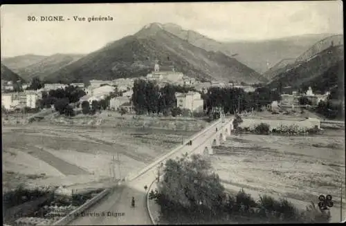 Ak Digne les Bains Alpes de Haute Provence, vue générale d'en haut, pont, montagnes