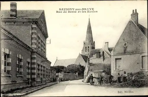 Ak Savigny sur Braye Loir et Cher, Rue de Bessé et les Ecoles