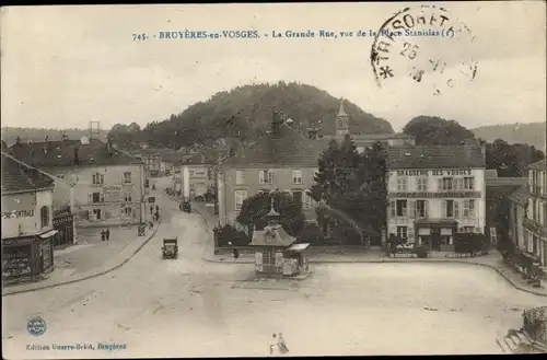 Ak Bruyères Vosges, La Grande Rue, vue de la Place Stanislas