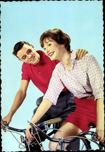 Ak Junger Mann und junge Frau auf dem Fahrrad
