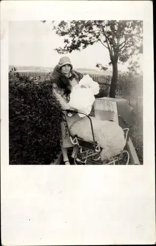 Foto Ak Frau mit Hut und Pelzkragen, Kinderwagen, Säugling