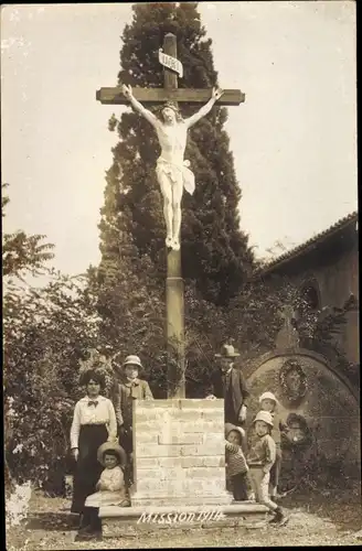 Foto Ak Mission 1914, Personen an einem Kreuz