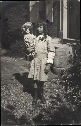 Foto Ak Mädchen mit Puppe, Kinderportrait
