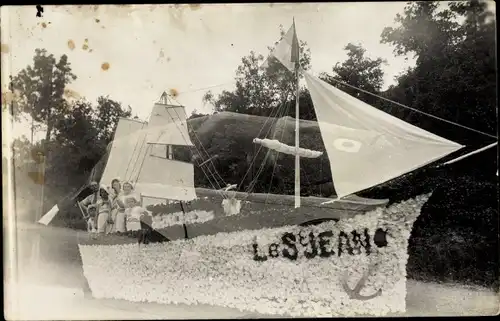 Foto Ak Segelboot mit Blumen geschmückt, Le St. Jean