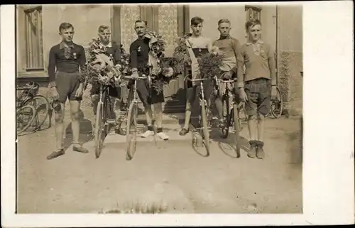 Foto Ak Radrennfahrer, Fahrräder, Siegerehrung