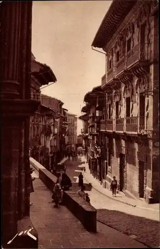 Ak Fuenterrabia Baskenland, La grande rue vue de l'Eglise