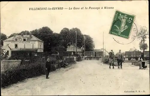 Ak Villeneuve la Guyard Yonne, La Gare et le Passage à Niveau, Bahnhof, Gleisseite