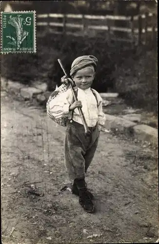 Ak Kinderportrait, Junge mit Wanderbündel