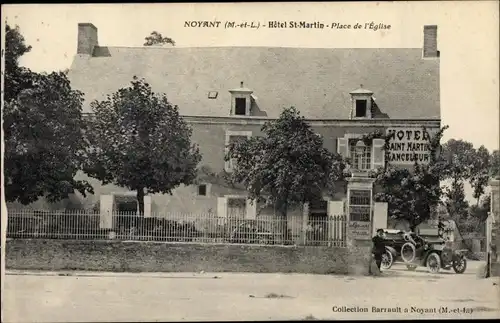 Ak Noyant Maine et Loire, Hotel Saint Martin, Place de l'Eglise