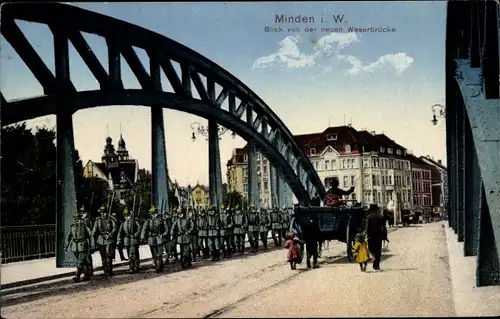 Ak Minden in Ostwestfalen Lippe, Blick von der neuen Weserbrücke, Soldaten