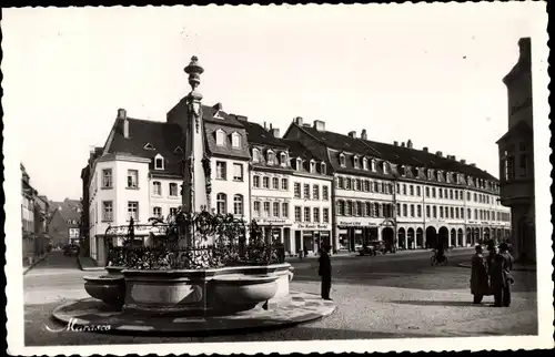 Ak Saarbrücken im Saarland, St. Johannermarkt, Brunnen, Geschäfte