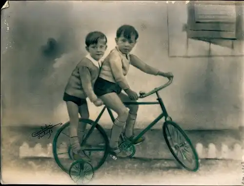 Foto Combalie, Henri, Toulouse, Portraitfotografie, Kinder auf Fahrrad mit Stützrädern