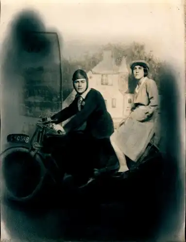 Foto Combalie, Henri, Toulouse, Portraitfotografie, Mann und Frau auf Motorrad, Kennzeichen 690518