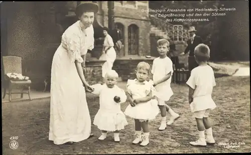 Ak Großherzogin Alexandra von Mecklenburg Schwerin, Erbgroßherzog und drei Söhne