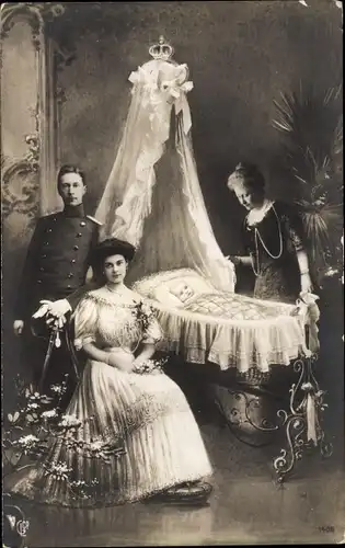 Ak Kronprinz Wilhelm von Preußen, Kronprinzessin Cecilie, Auguste Viktoria, Wilhelm in der Wiege