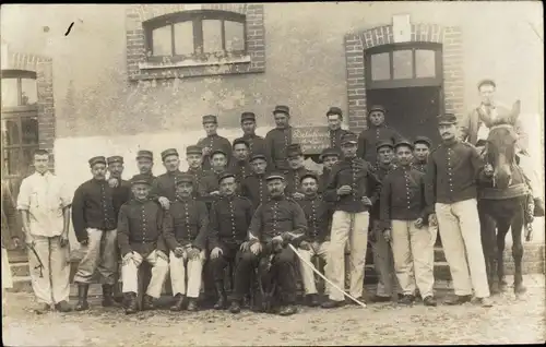 Foto Ak Bellegarde Loiret, Französische Soldaten in Uniformen, Pferd