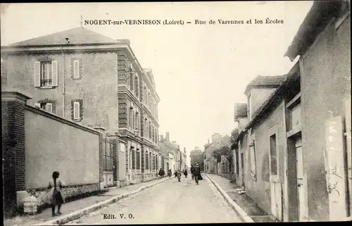 Ak Nogent sur Vernisson Loiret, Rue de Varennes et les Ecoles