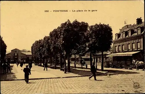 Ak Pontoise Val d'Oise, La place de la gare