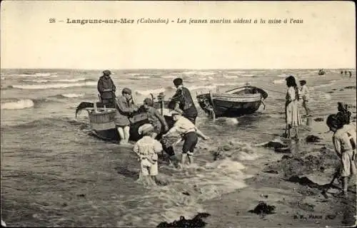 Ak Langrune sur Mer Calvados, Les jeunes marins aident a la mise a l'eau