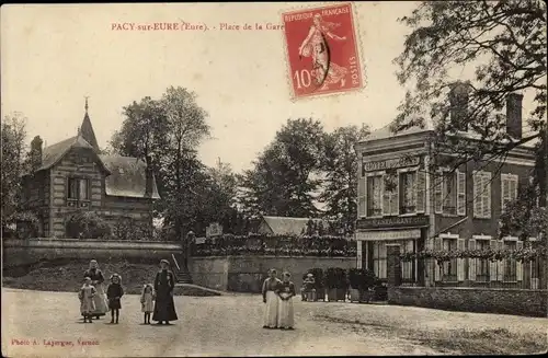 Ak Pacy sur Eure Eure, Place de la Gare, Hotel, femmes et filles