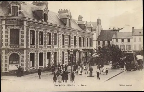 Ak Pacy sur Eure Eure, La Poste, vue extérieure, place, groupe de gens