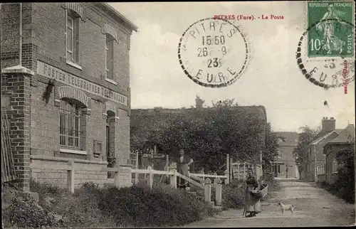 Ak Pîtres Eure, La Poste, vue extérieure, deux femmes