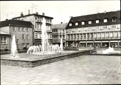 Ak Staßfurt Sachsen Anhalt, Springbrunnen an der Karl Marx Straße