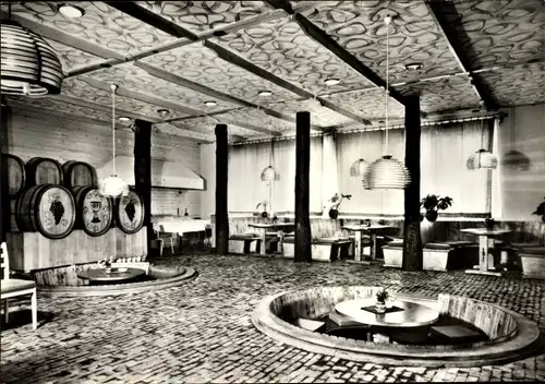 Ak Neuruppin in Brandenburg, Konsumgaststätte Weinstube zum Gatter, Weinfässer