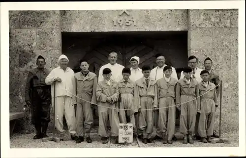 Foto Ak Nürnberg in Mittelfranken Bayern, Personen vor dem Eingang zum Salzbergwerk