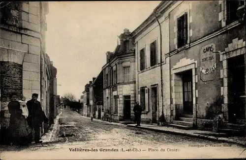 Ak Valleries les Grandes Loir et Cher, Place du Centre, Cafe E. Bigot