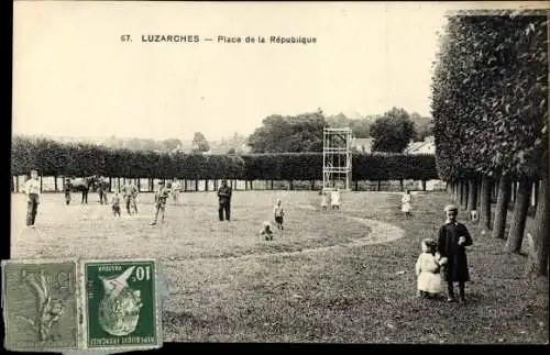 Ak Le Plessis-Luzarches Val d’Oise, Place de la Republique, Pferd
