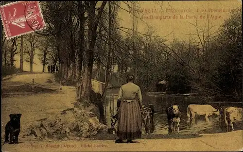 Ak Verneuil Eure, L'Abreuvoir et les Promenades des Remparts de la Porte de l'Angle