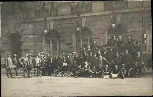 Foto Ak Berlin, Männer vor dem Gebäude der Berliner Morgenpost, Fahrräder