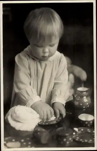 Ak Prinzessin Beatrix der Niederlande, Kinderportrait 1940, Puppengeschirr