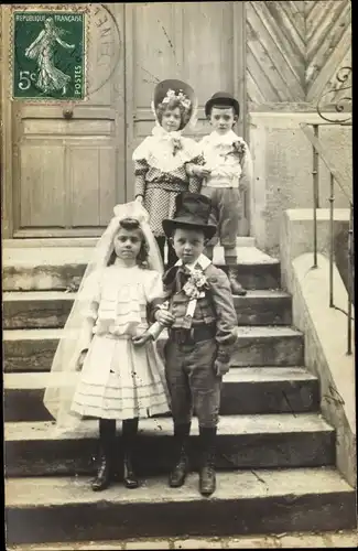 Foto Ak Frankreich, Kinderpaare auf einer Treppe, Trachten, Festkleidung