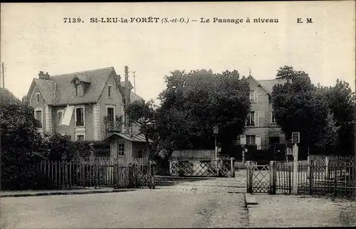 Ak St Leu la Foret Val d'Oise, Le Passage a niveau