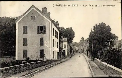 Ak Chaumes en Brie Seine et Marne, Rue Foix et la Gendarmerie