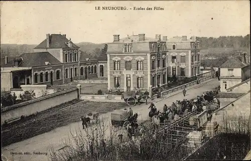 Ak Le Neubourg Eure, Ecoles des Filles, vue d'oiseau, foule