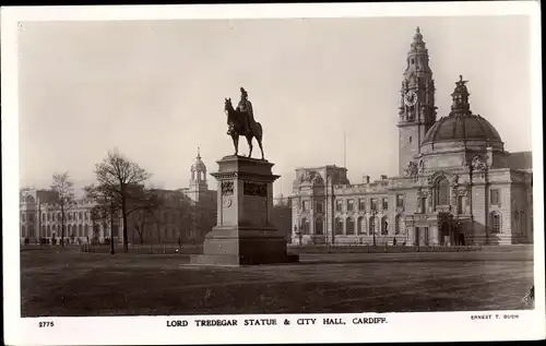 Ak Cardiff Wales, Lord Tredegar Statue an City Hall