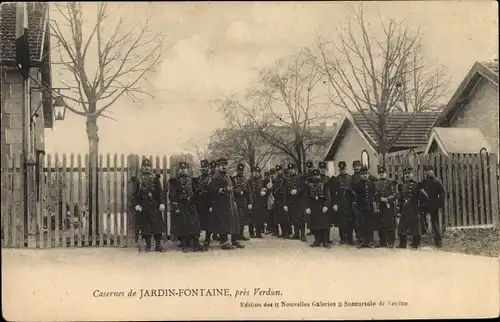 Ak Jardin Fontaine Meuse, Casernes, Soldats francais, portrait en groupe