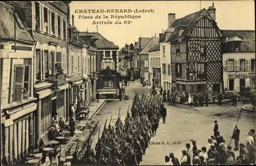 Ak Chateaurenard Loiret, Place de la Republique, Arrivée du 82e