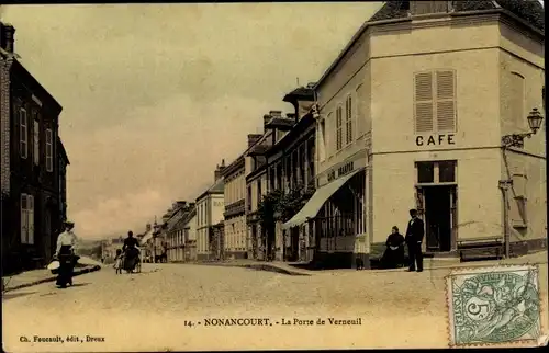 Ak Nonancourt Eure, La Porte de Verneuil, Cafe, gens