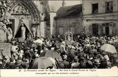 Ak Longpont Essonne, Procession sortant de l'Eglise, Grand Portail